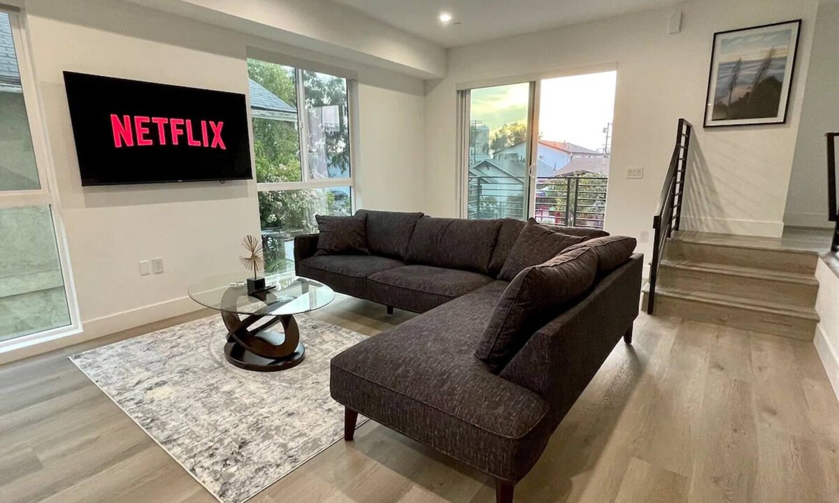 Wilshire House | Luxury Gallery Artist Home