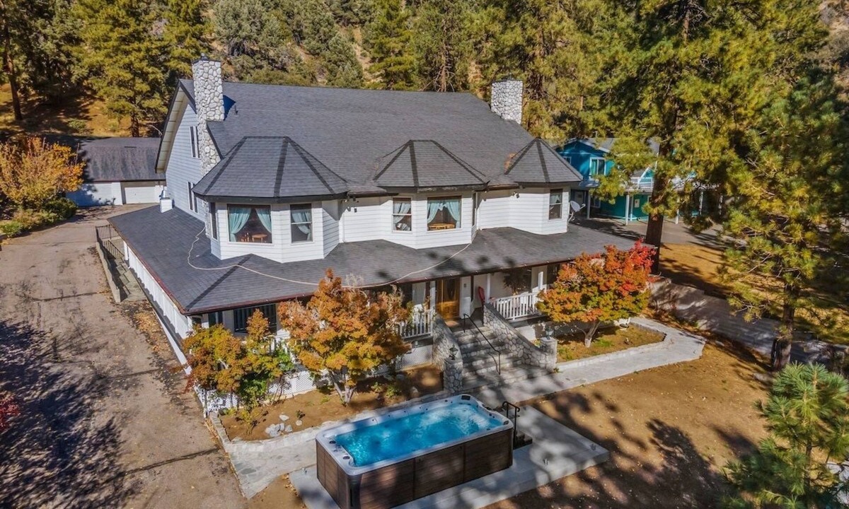 Wrightwood House | Luxury Mountain Retreat: Skiing, SPA, Arcade & Bar