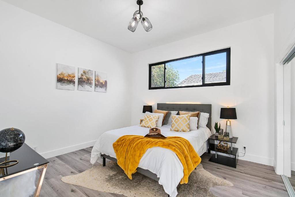 Baldwin Hills House | Luxury Room in Luxury Villa in Los Angeles with DTLA City & Pacific Ocean Views