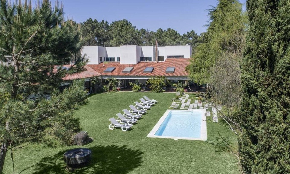 Charneca de Caparica e Sobreda Villa | Magnificent Aroeira Villa | 6 Bedrooms | Pool Table | Private Pool