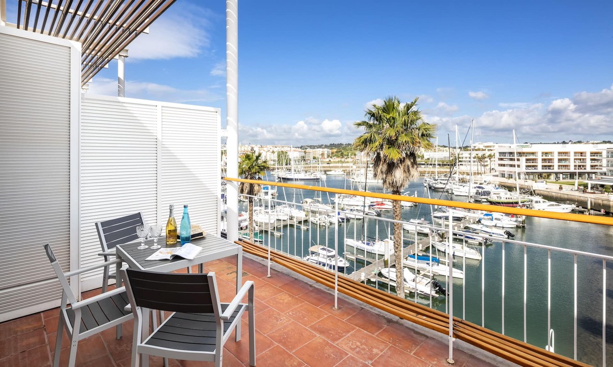 Meia Praia Apartment | Marina Bérrio - T1 Luxuriously Renovated in 2018, on Marina de Lagos