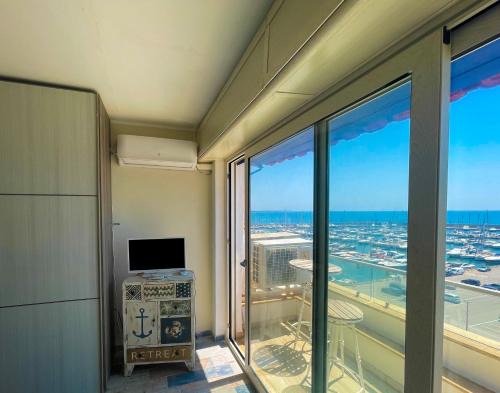 Nettuno Apartment | MARINA SEAVIEW APARTMENT - Central top-floor apartment with panoramic terrace, near Marina & Train Station - Nettuno