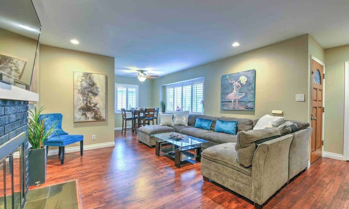 Placentia House | Massive 4BR/3BA & backyard by Disneyland+Convention Center!