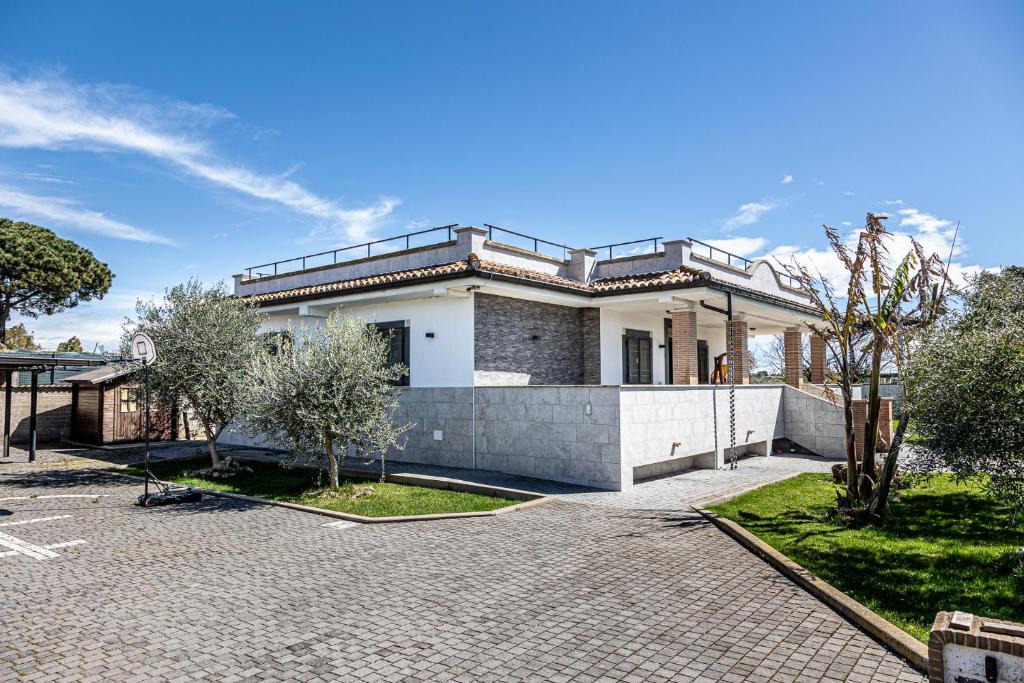 Torvaianica Villa | Mediterranean Retreat - Villa & Private Garden