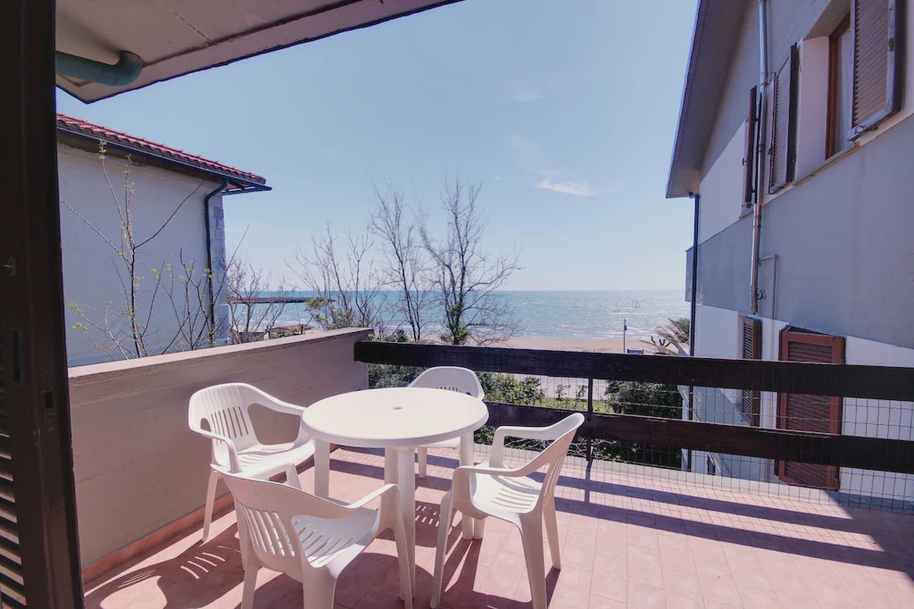 Castiglione della Pescaia Apartment | MIMMO n. 5 spazioso appartamento fronte mare con terrazza e posto auto