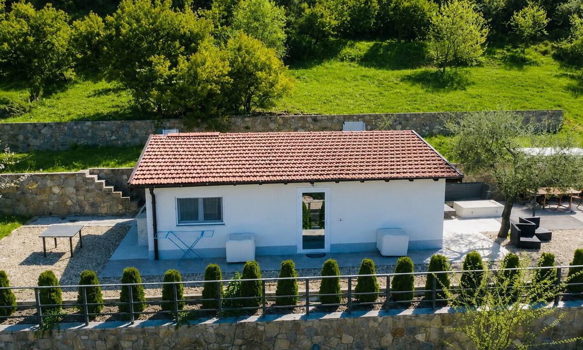 Vallebona House | Mimosetta Guest House: A Cozy Cottage Surrounded by Peace and Greenery, with Views of the Sea and Mountains