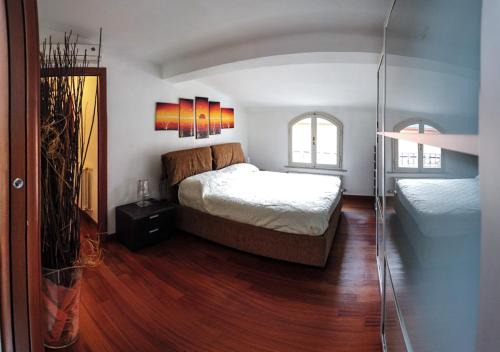 Carrara Apartment | Mistral Holidays -Stupenda mansarda centralissima con finiture di lusso