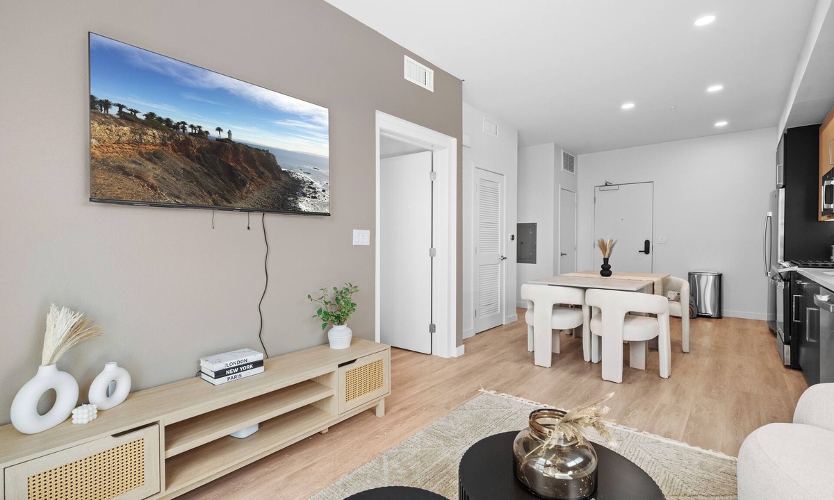 Mid City Apartment | Modern 1BR LA, Workspace Pool Gym