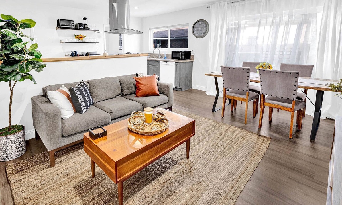 Downtown Los Angeles House | Modern 2BD w/Gated Parking, King Bed, AC, Fast Wifi, Pets+ – Near USC