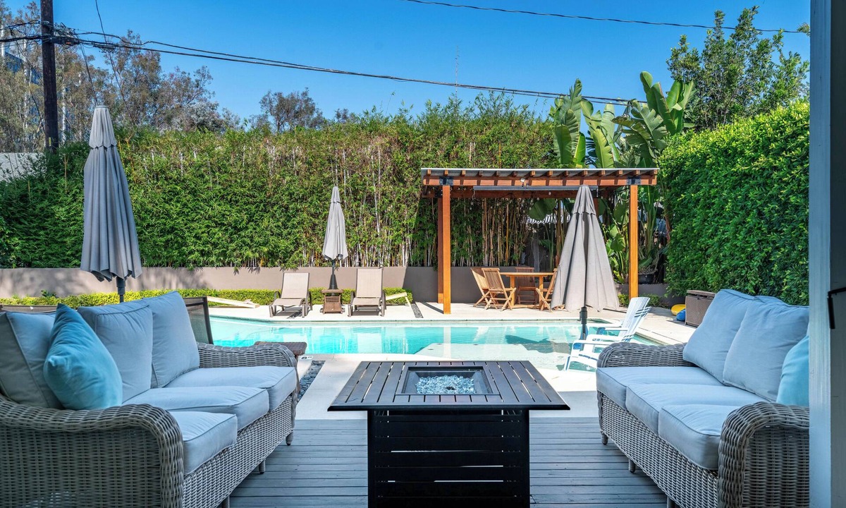 Los Cerritos House | Modern 3 bedroom pool house with above ground hot tub, big backyard