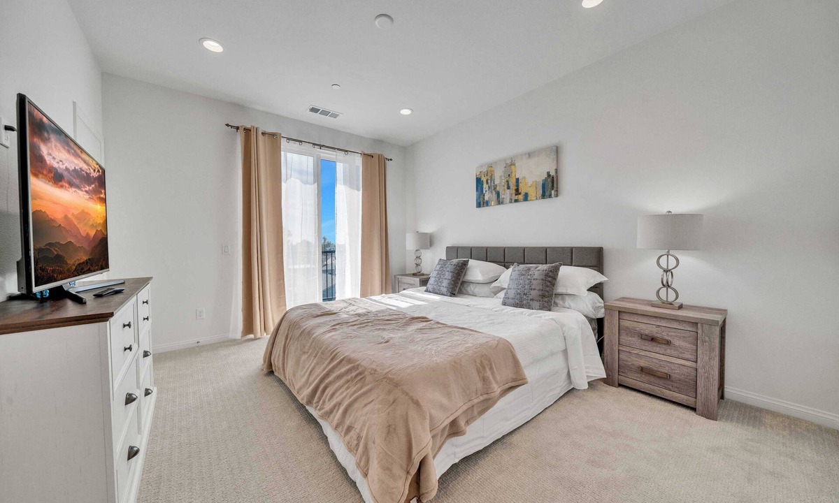 Northwest Anaheim Condo | Modern 3BR Home｜Prime Location｜Fully Furnished｜Garage Access｜Wifi｜#42270