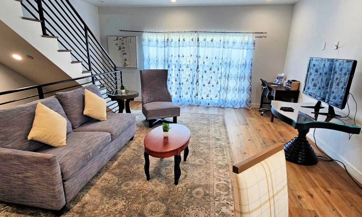 East Hollywood Apartment | Modern 5-Bedroom Hollywood Escape and Exclusive Stay with AC, WiFi & Parking