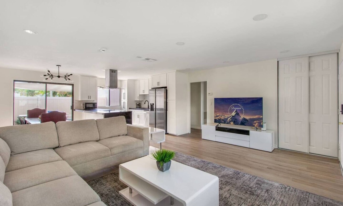 Aliso Viejo Villa | Modern & Clean Townhome Near Dining & Shopping