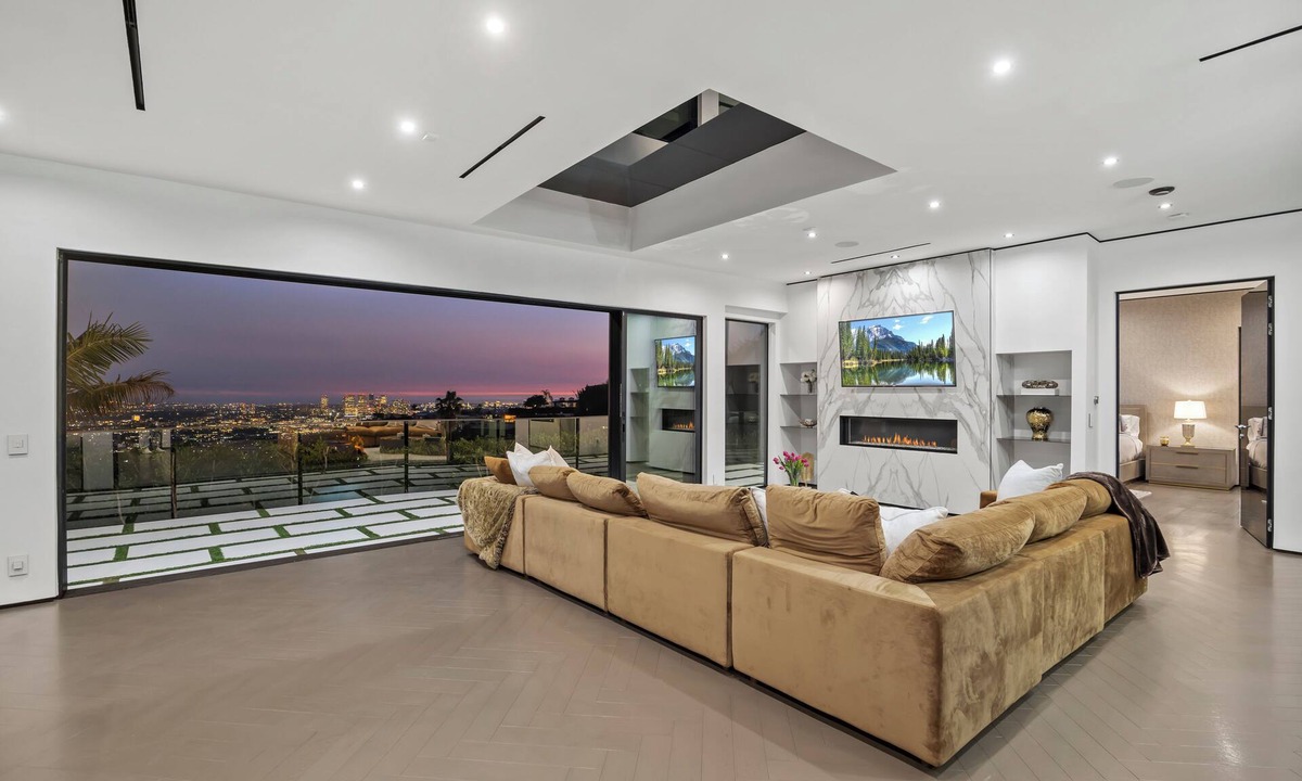 Hollywood Hills West Villa | Modern Elegance Luxury Villa