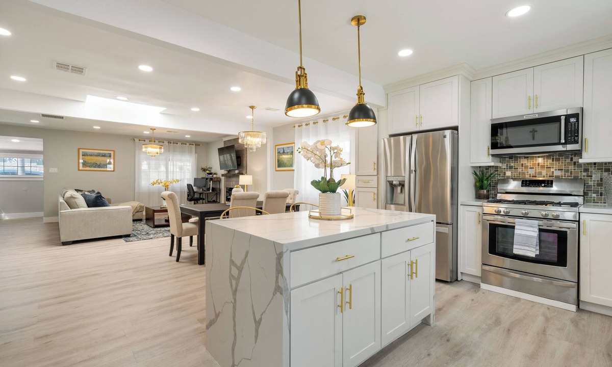 Del Aire House | Modern Escape FIFA CW Tranquility House near LAX, fits 10 guests.