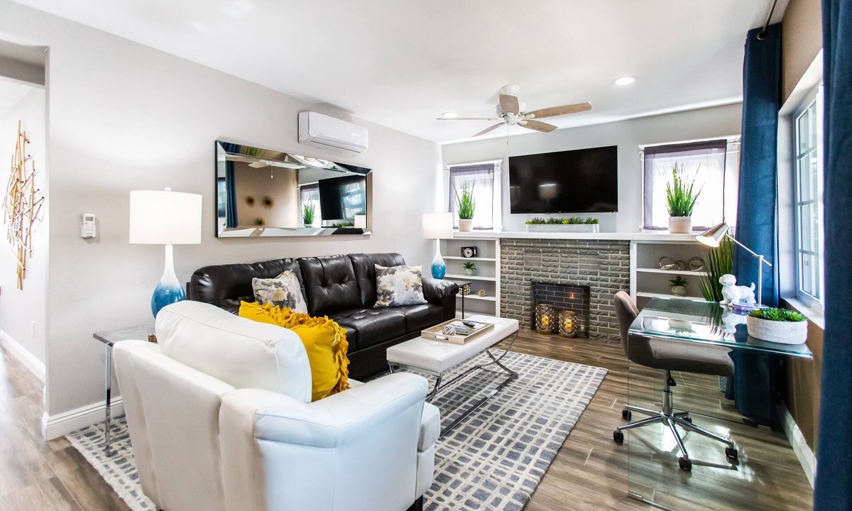 Eastside House | ★MODERN HOME♞⚔♛★ KING BED★ GARAGE PARKING★ WIFI★ 4K TV