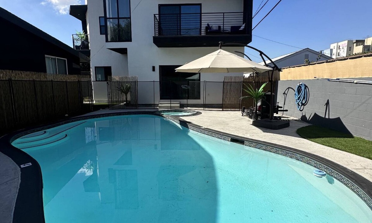Del Aire House | Modern Pool House Near SoFi - Jacuzzi - Sleeps 7-Free Parking
