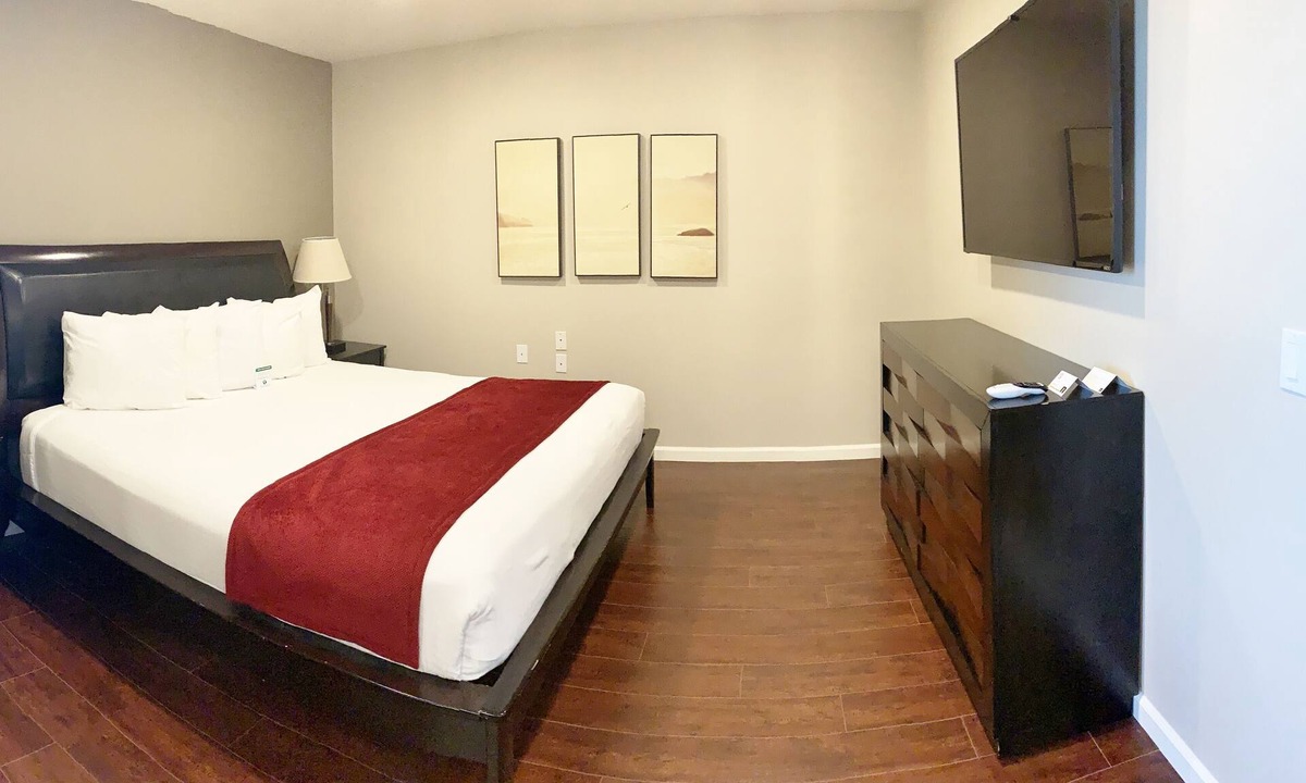 Torrance Hotel | Modern Suite Close to Redondo Beach & Manhattan Beach Attractions