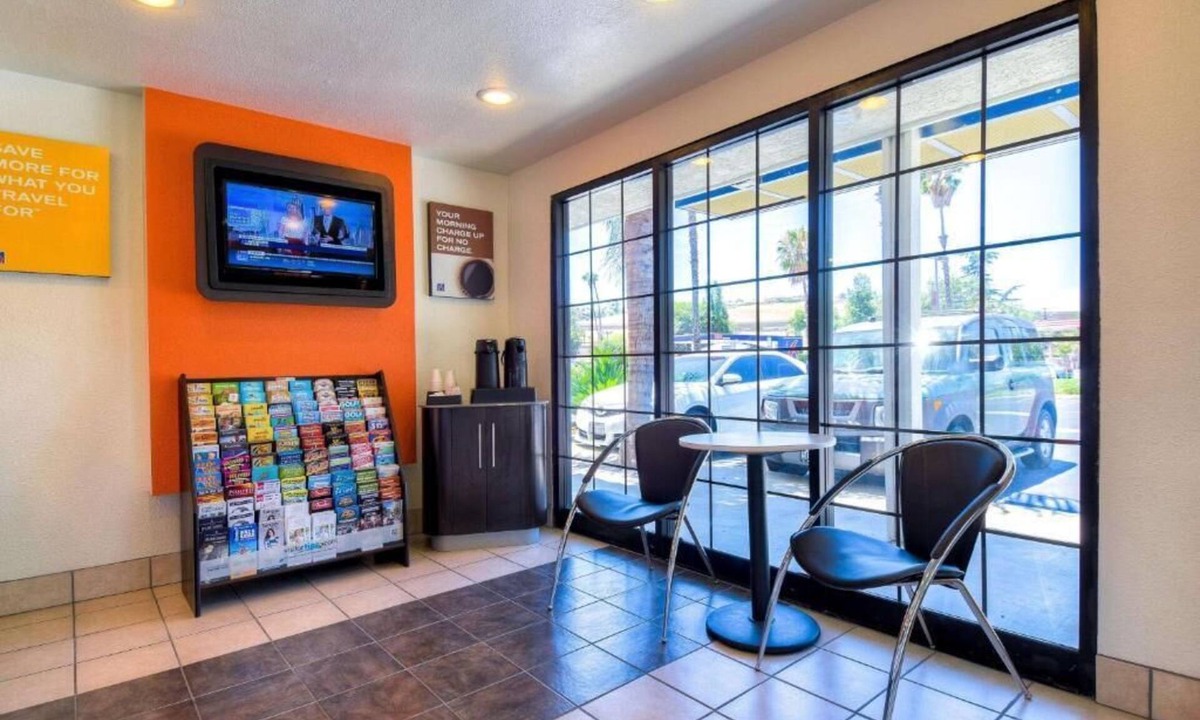 Westmont Hotel | Motel 6 Pomona, CA - Los Angeles