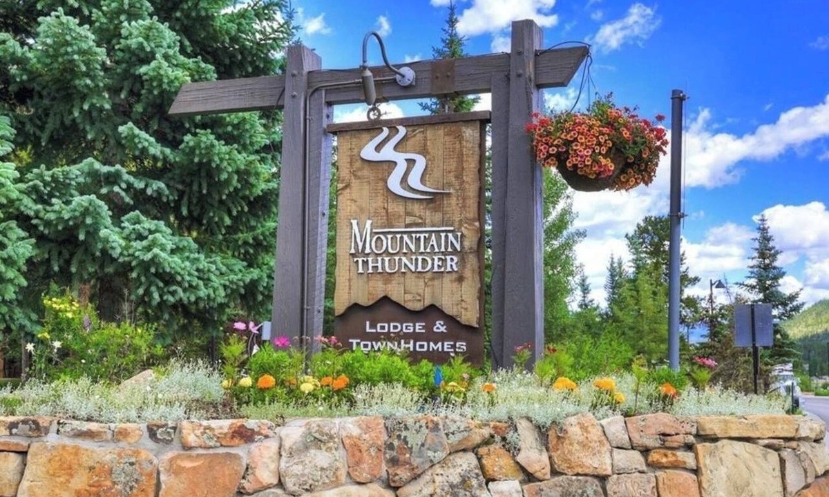 Breckenridge Condo | MTN. Thunder 2BR/2BA Corner Unit - 2 Queens in guest bedroom - 1 Block from Town