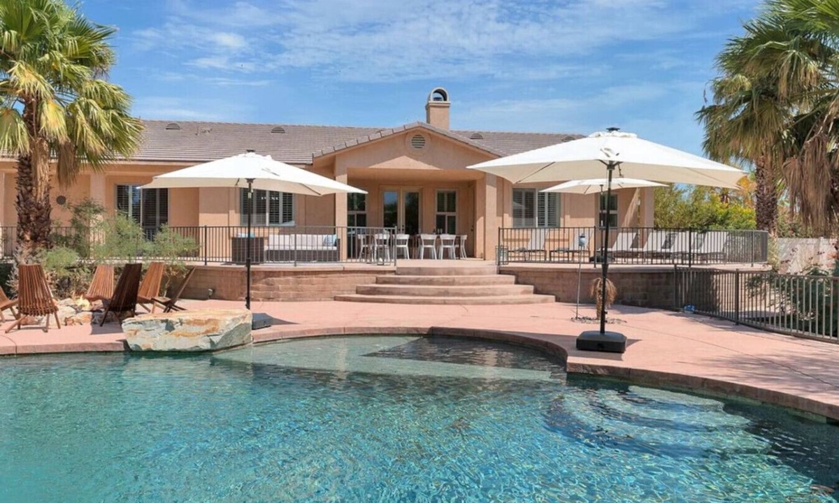 Desert Hot Springs Villa | Natural Springs-2 acre, Games+karaoke, fit,views.