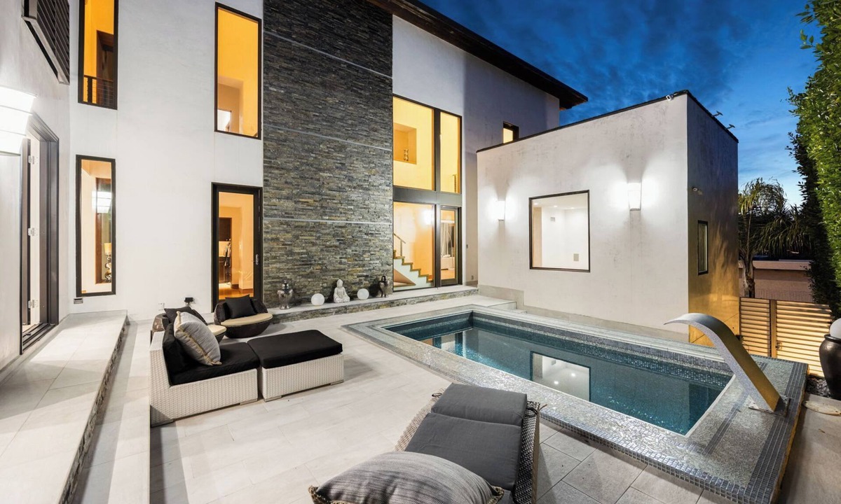 Hollywood Hills West Villa | New Listing!$4M Hollywood Hills Villa|Private Pool