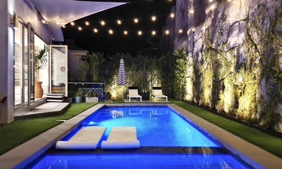 Hollywood Dell House | NEW LISTING! Sophisticated Modern Retreat in Hollywood Hills.