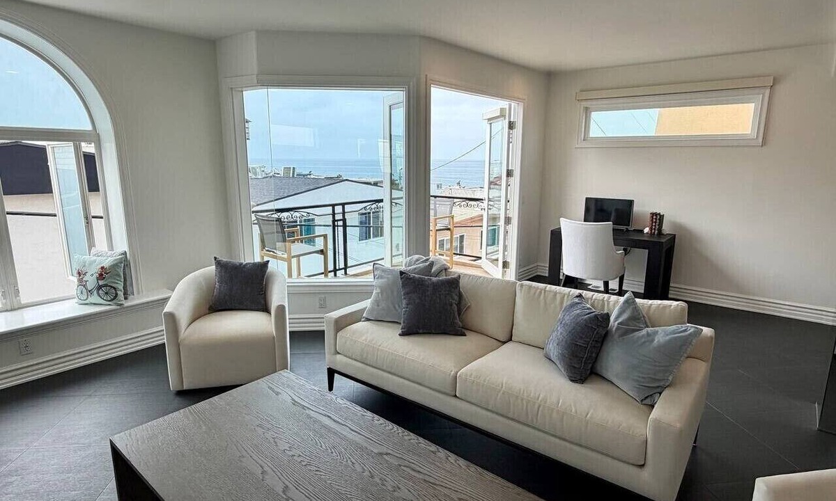 Sand Section Villa | NEW! Manhattan Beach Townhome Steps to the Sand
