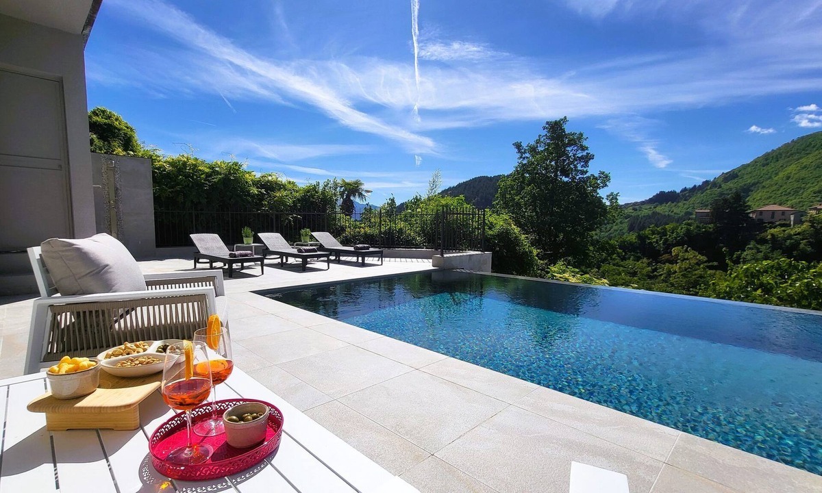 Camporgiano Villa | New! Stylish Tuscany Cottage with Annexe. Private Infinity Pool, Mountain Views