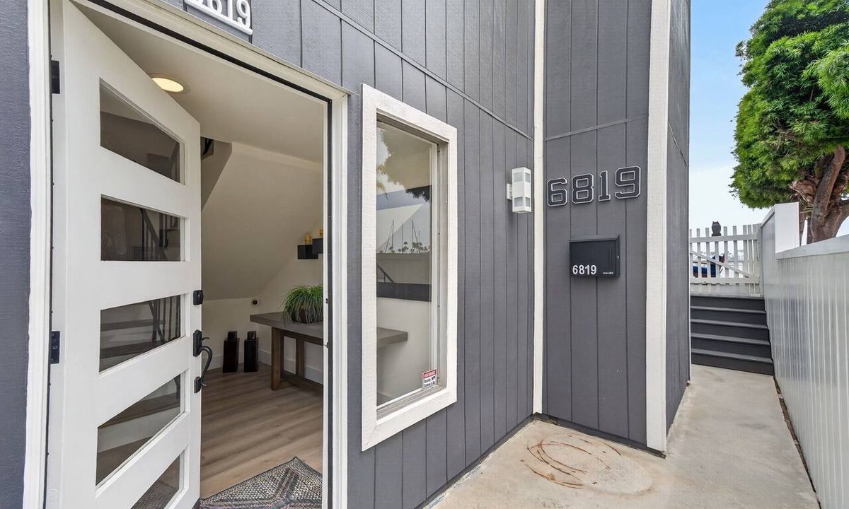 Harbor House | Newly updated 3-bedroom/3-bath beachfront house on the peninsula in Long Beach