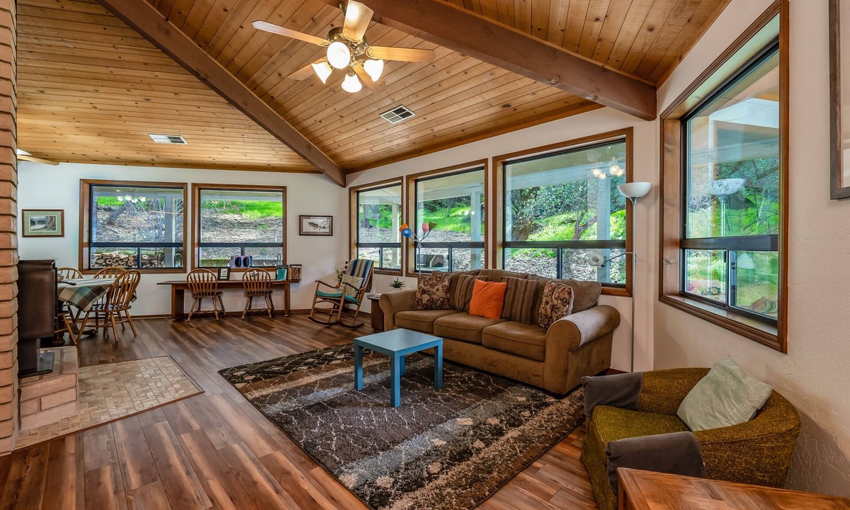 Three Rivers House | Next to Sequoia National Park Entrance and Pet Friendly!