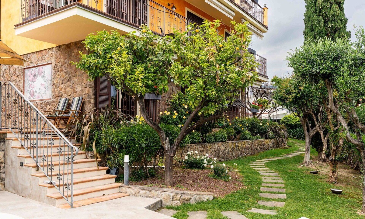 Borghetto Santo Spirito Villa | Nice apartment in villa for 5 people with A/C, pool, WIFI, terrace and pets allowed