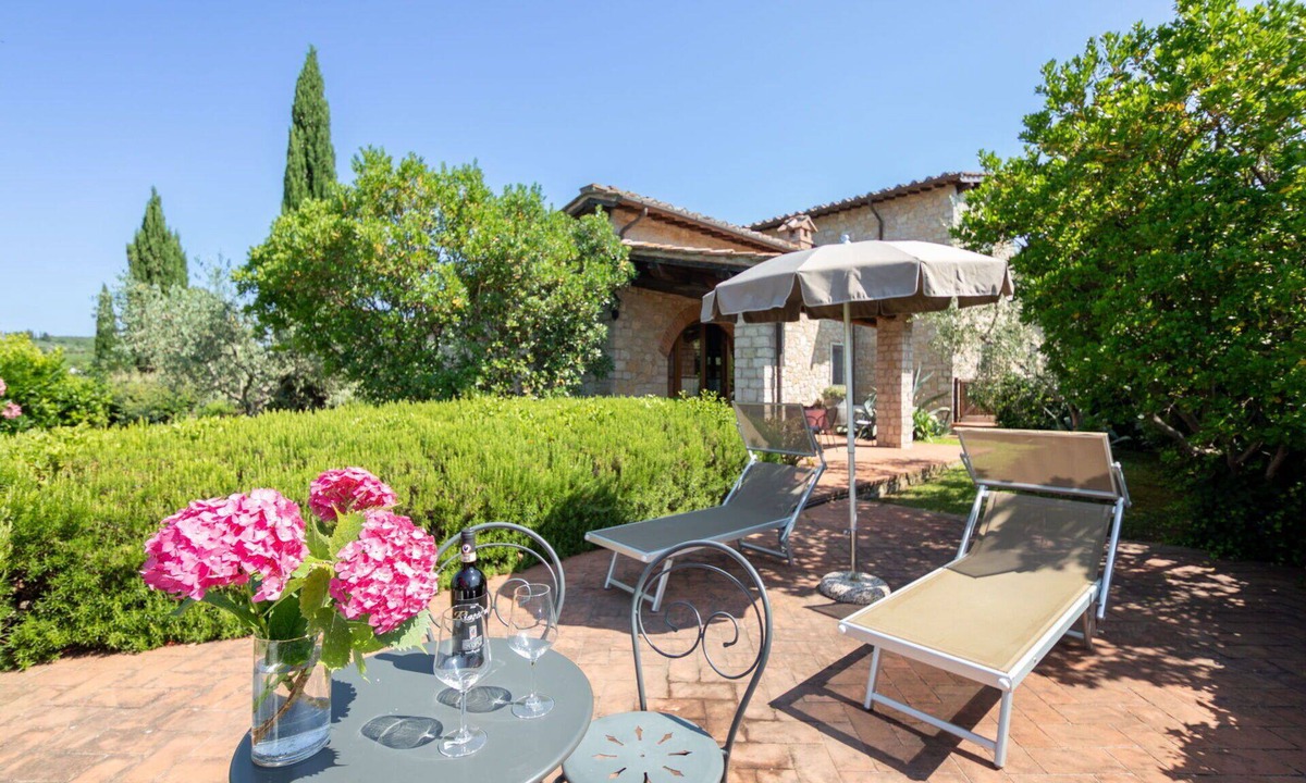 Gaiole in Chianti House | Nice apartment in villa for 2 people with pool, A/C, WIFI, TV and pets allowed