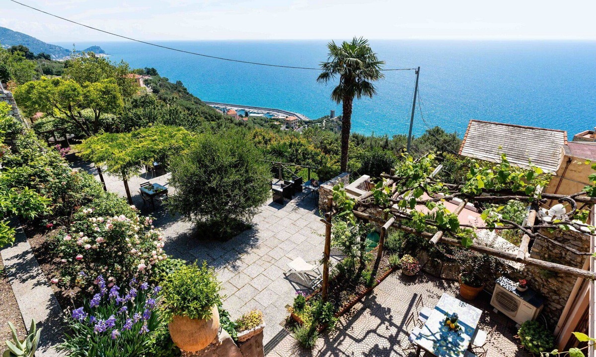 Finale Ligure Apartment | Nice apartment for 5 people with A/C, WIFI, TV and patio