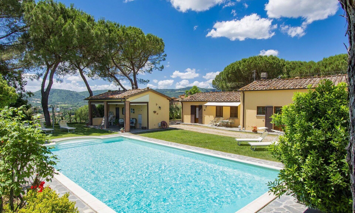 Bucine Apartment | Nice apartment for 4 people with pool, WIFI, TV, terrace and pets allowed