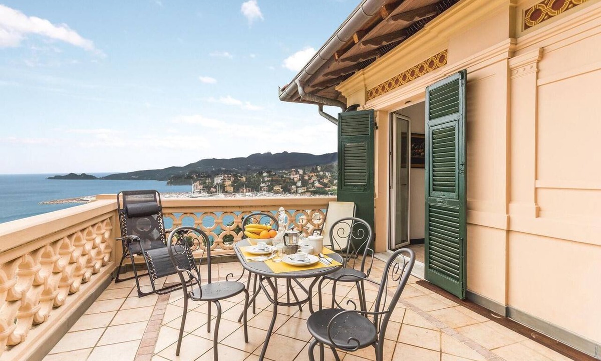 Rapallo Apartment | Nice apartment in Rapallo -GE- with outdoor swimming pool