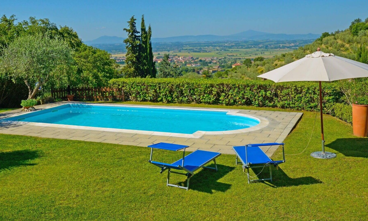 Cortona Villa | Nice apartment in villa with pool, WIFI, TV, patio, pets allowed, panoramic view and parking