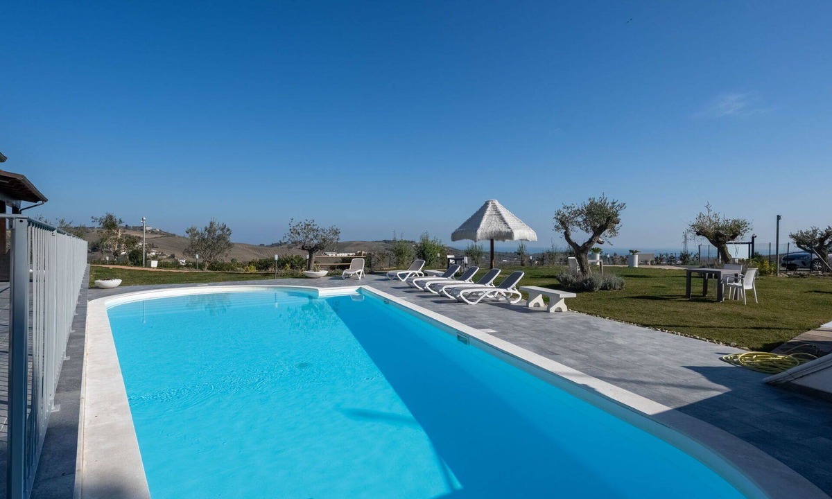 Silvi Villa | Nice apartment in villa for 4 guests with A/C, pool, WIFI, TV, patio and pets allowed