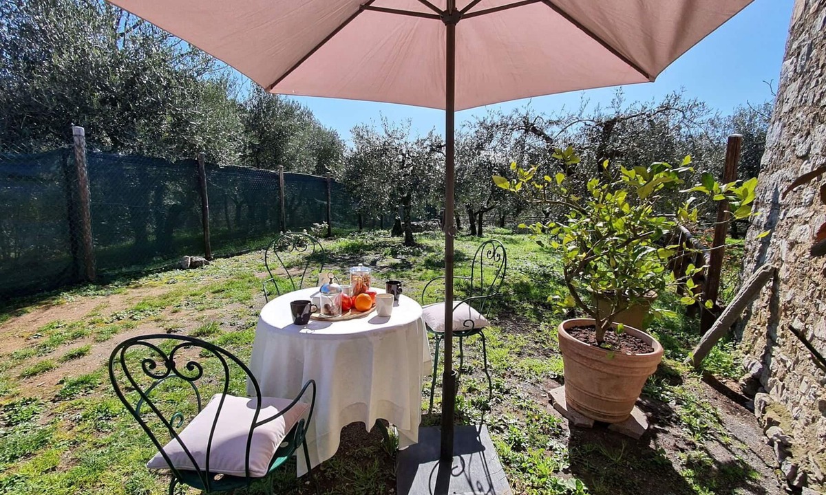 Pescaglia Villa | Nice apartment in villa for 2 guests with WIFI, TV and pets allowed, close to Lucca
