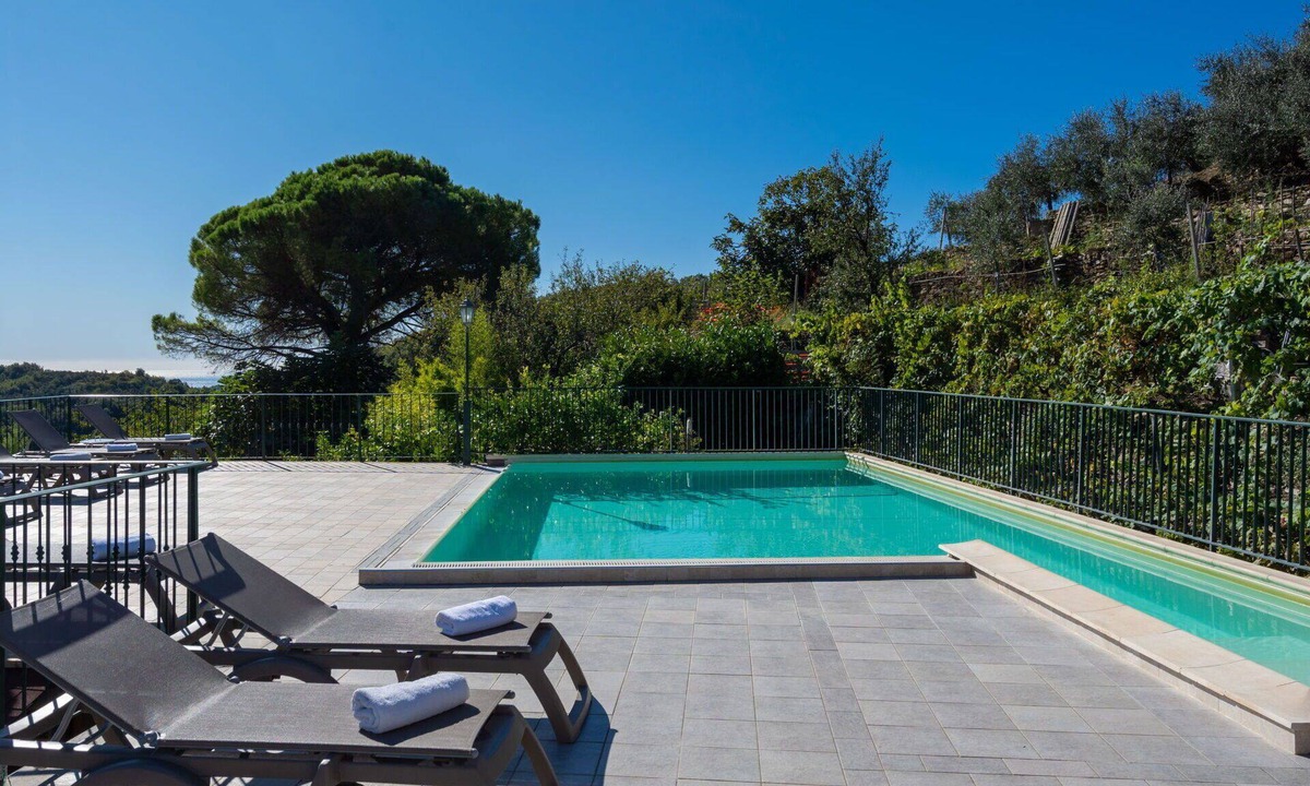 Valloria Apartment | Nice apartment for 4 guests with hot tub, WIFI, pool, TV and patio