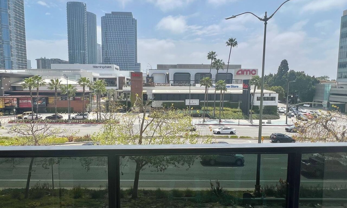 West Los Angeles Hotel | Oasis 3 BR steps from Century City Mall w/Parking & Washer/Dryer