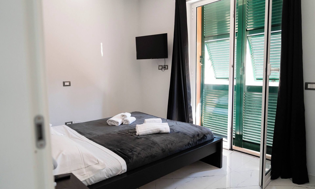 Castelletto Apartment | Oasis of Peace in the Middle of Town: Modern, Quiet and Close to Transportation