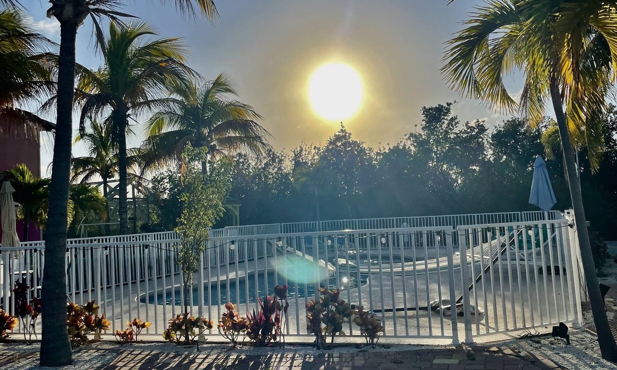 Summerland Key Cottage | Ocean Breeze House - Summer fun Sleeps 8 boating, fishing and 🦞 Lobster season.