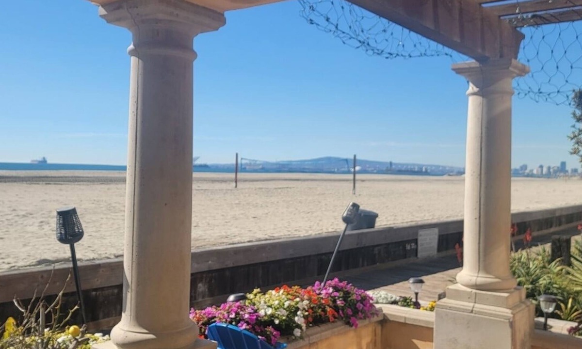 Peninsula Apartment | Ocean-Front Beach Studio Apartment On the Sand, kitchenette, Great wi-fi