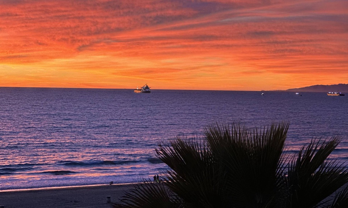 Sand Section Condo | OCEAN FRONT + TOP FLOOR, 4 BEDROOM MANHATTAN BEACH HOUSE