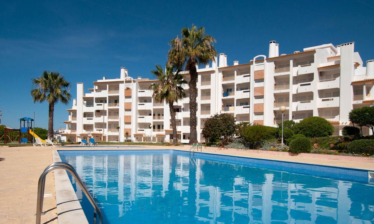 Correeira Apartment | Ondas Verdes - Central, Pool & Tenis Court