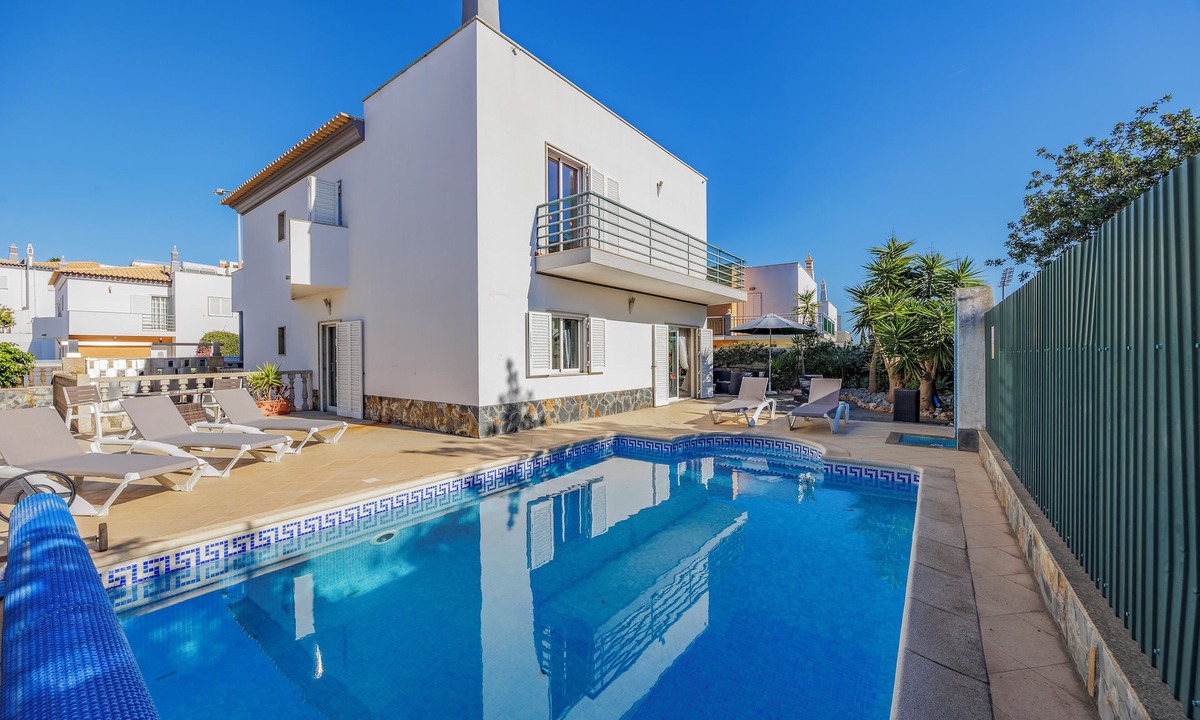 Correeira Villa | Palm Villa,Elegant Retreat,near beach,Heated Pool,ideal for families, games room
