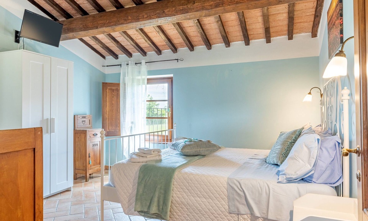 Chianciano Terme Apartment | 'Papavero' Room with Mountain View, Shared Pool and Wi-Fi