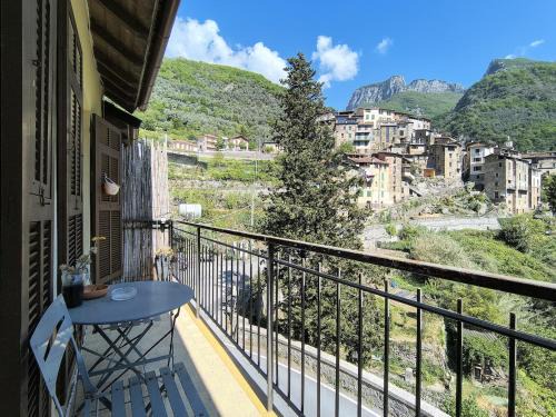 Buggio Apartment | Peace and relaxation in Buggio, surrounded by greenery