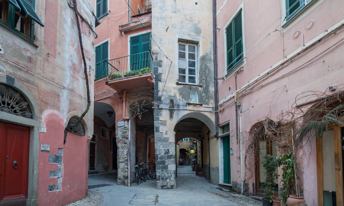 Borgo Antico Apartment | Picabon Quiet Apartment with AC & Balcony